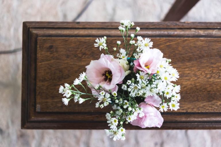 Blomster på toppen av en kiste